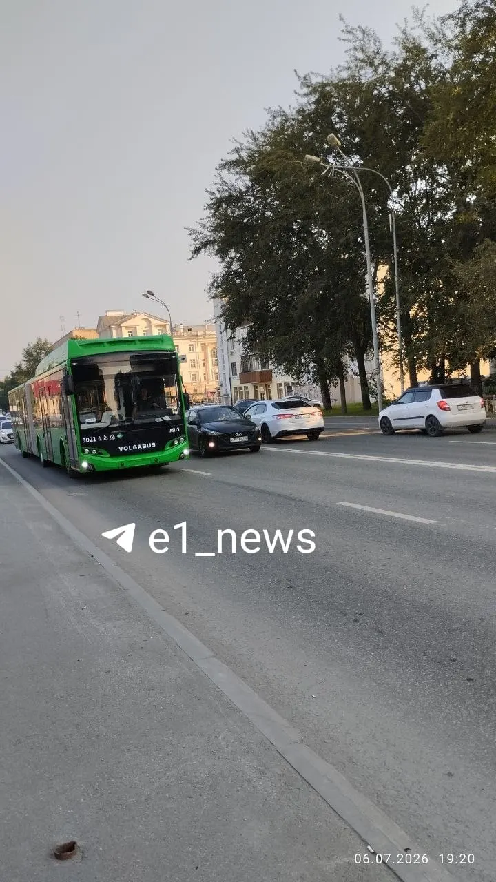 В город доставили ещё 15 автобусов-гармошек — колонну заметили на улице Восточная.
