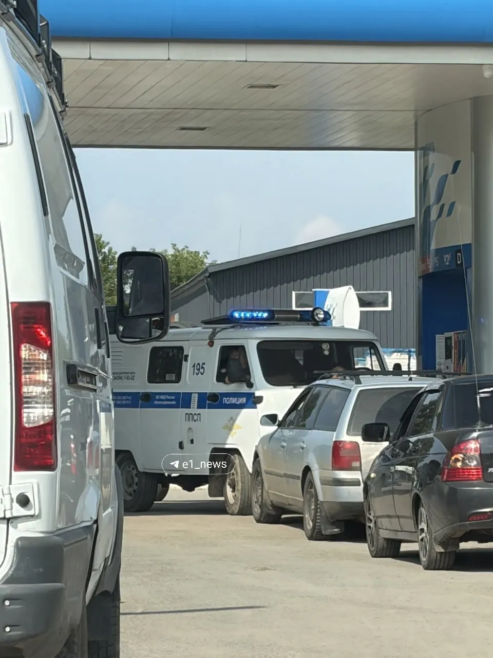Житель Красноуфимска прислал фото, на котором две полицейские машины заправляются вне очереди. Объясняем, почему для экстренных служб предусмотрен приоритет.