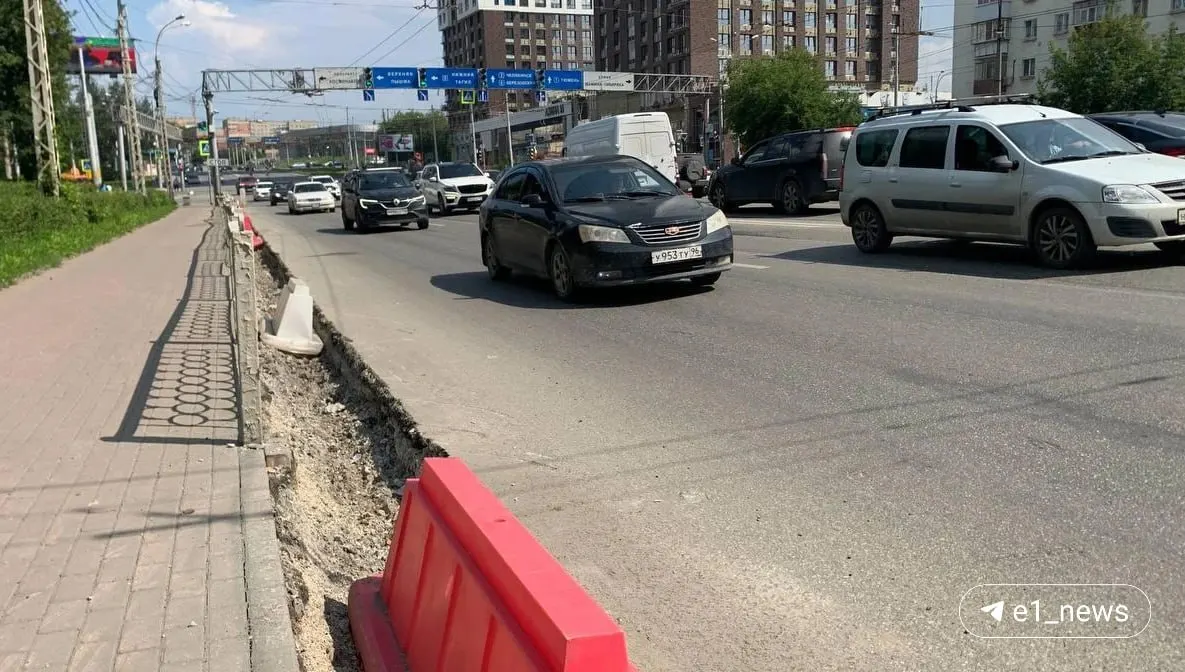 На участке от Восточной до Привокзальной площади обновляют бордюры, кладут новый асфальт и благоустраивают тротуары. Работы на проезжей части должны завершить к концу августа.