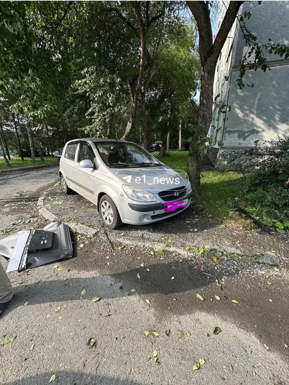 Ночью у дома на Начдива Онуфриева, 22 в автомобиль екатеринбурженки полетели предметы из окон — среди них телевизор, роутер и металлический меч. Владелица подала заявление в полицию, проводится проверка; у авто разбито лобовое стекло и есть вмятины.