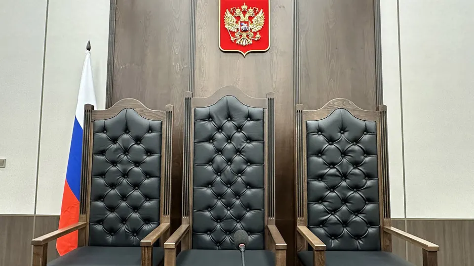Правительственная комиссия поддержала инициативу, которая позволит привлекать студентов юридических вузов и сотрудников со средним профессиональным юридическим образованием на ряд должностей в аппаратах судов для снижения кадрового дефицита.