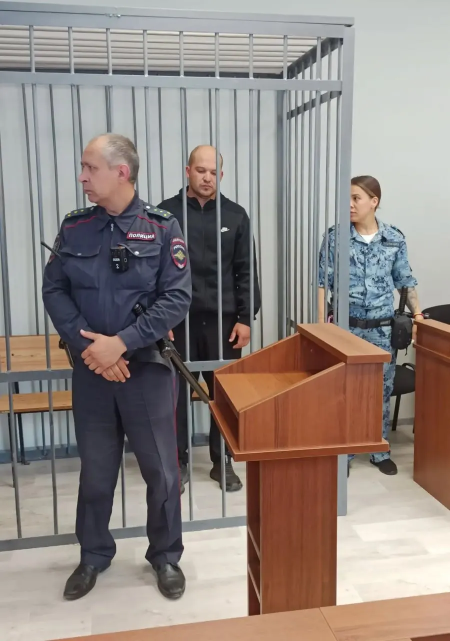 Никита Трухин помещён под стражу по делу о крупном ДТП: при развороте он не уступил дорогу ВАЗ-2110, в результате чего погибли водитель и три пассажира, двое пассажиров иномарки получили травмы.