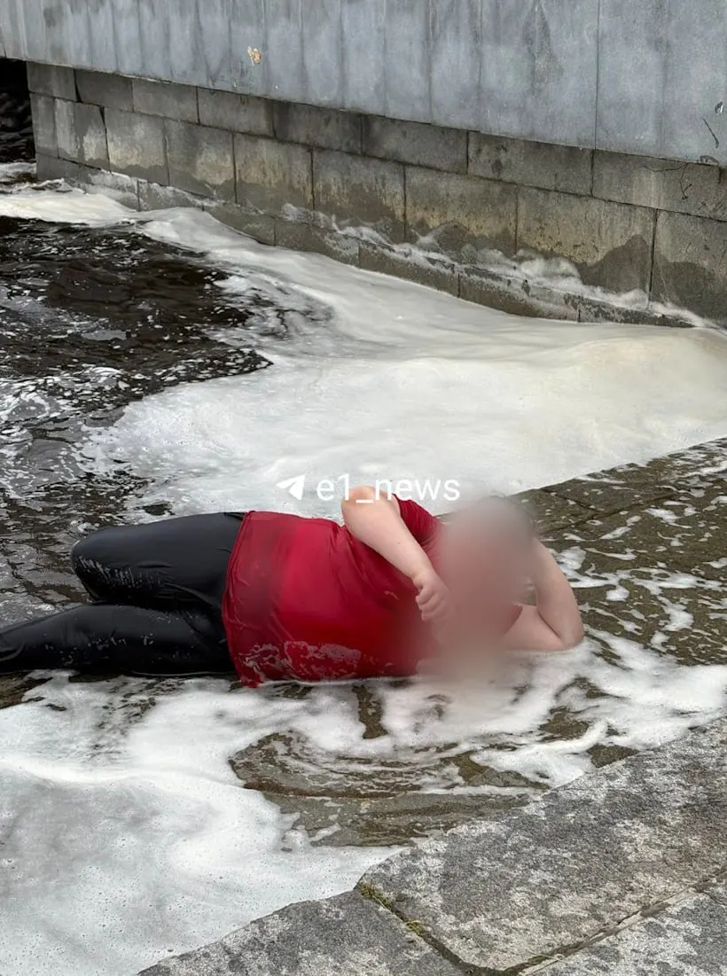 На Плотинке молодой человек решил искупаться в бурлящей воде — момент попал на видео. Сам он объяснил поступок тем, что ему было нечем заняться.