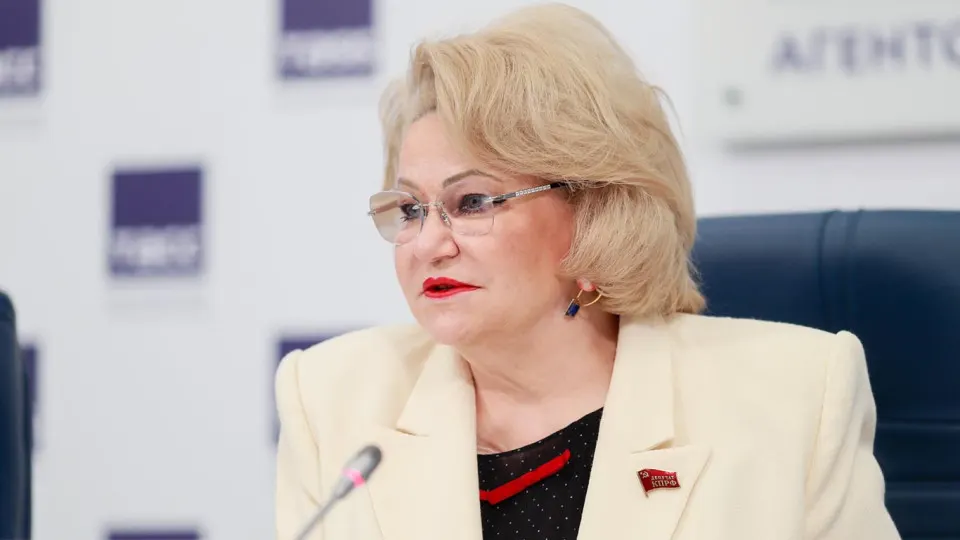 Нина Останина заявила, что власти недооценивают потери НПЗ после ударов, что может спровоцировать дефицит топлива, сбои в доставках и риски для уборочной кампании.