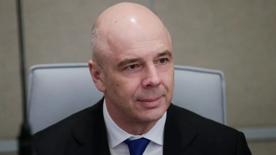 По данным портала «Электронный бюджет», расходы в 2026 году ожидаются выше запланированных, а дефицит может составить около 4,8 трлн рублей вместо заложенных 3,79 трлн.