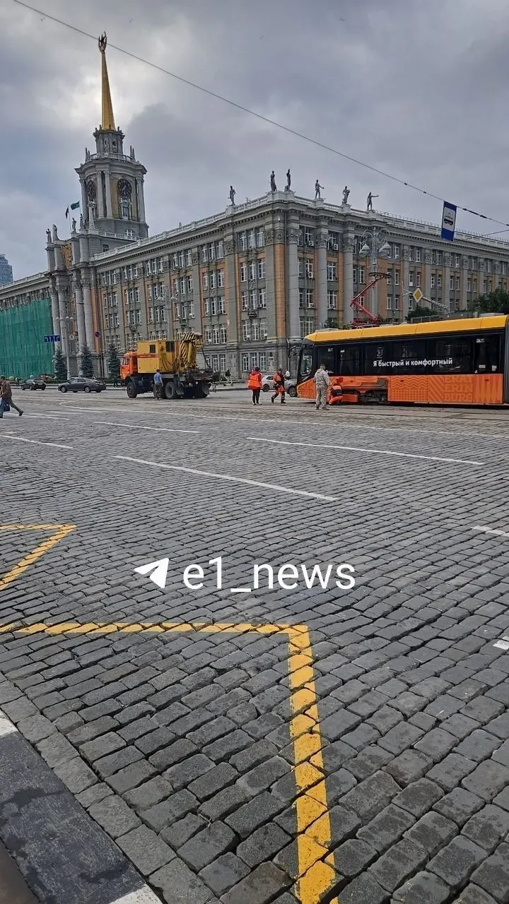 Утром в центре города остановилось трамвайное движение из‑за поломки вагона на улице Ленина. Часть пассажиров шла до работы пешком, на месте работает ремонтная бригада.