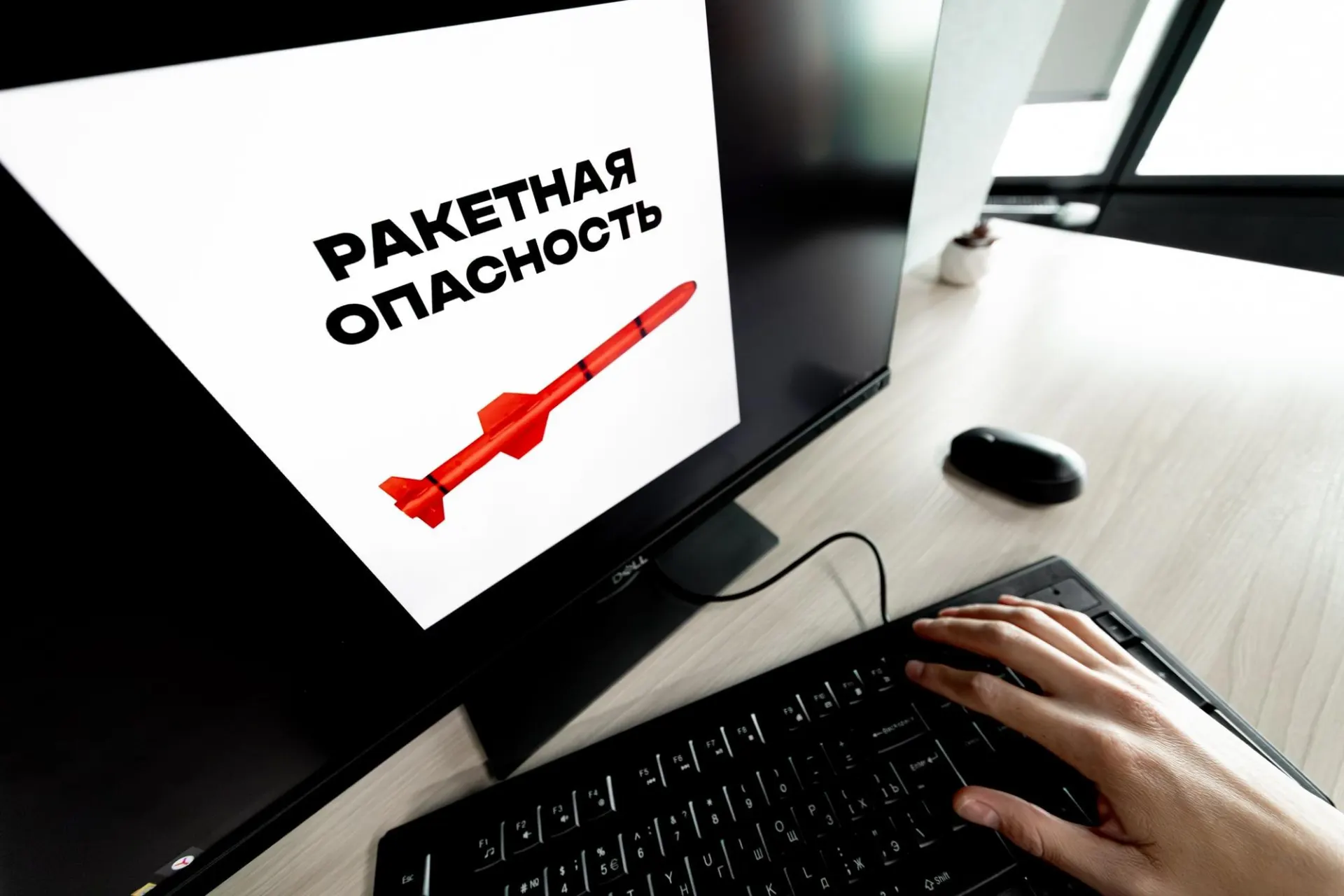 Воздушные тревоги прозвучали в нескольких регионах России. Жителей просят сохранять спокойствие и следовать указаниям экстренных служб.
