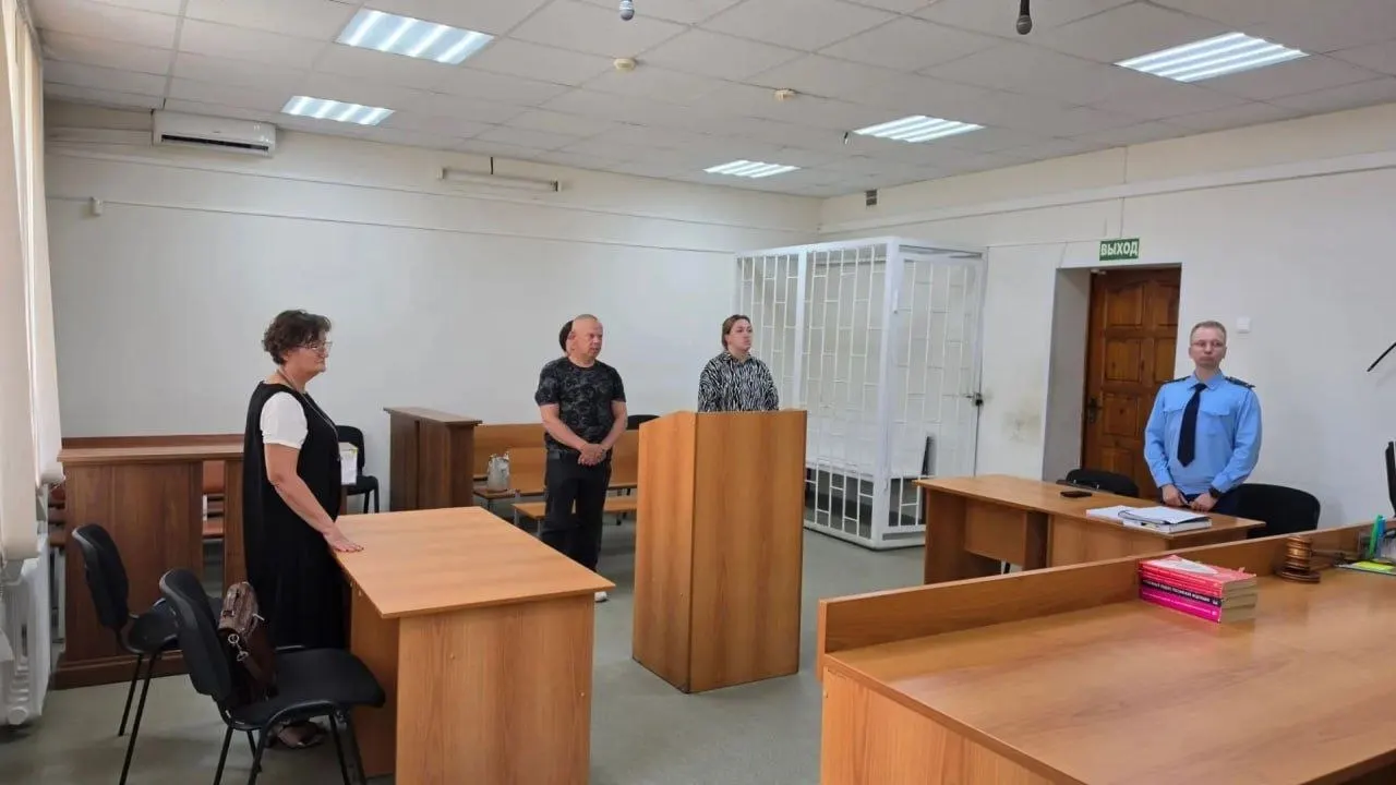 Осенью водитель, превысив скорость и выехав на встречную полосу, насмерть сбил 52‑летнего велосипедиста. Суд ограничился годом принудительных работ, лишением прав и компенсацией семье погибшего.