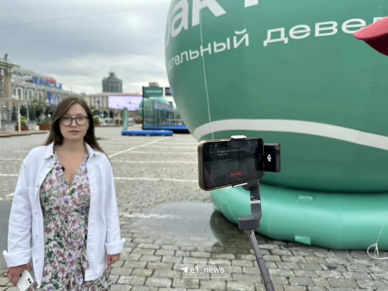 В центре Екатеринбурга на Площади 1905 года организовали временную спортивную локацию: корты для падела, раздевалки, фудкорт и зоны отдыха. Первый бесплатный турнир состоится 1 августа, площадка будет работать до конца сентября.