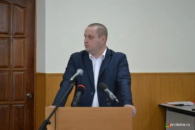 Дума опубликовала указ: бывший заместитель главы Денис Поляков будет временно исполнять обязанности мэра Первоуральска до решения депутатов о назначении нового главы или проведении выборов.