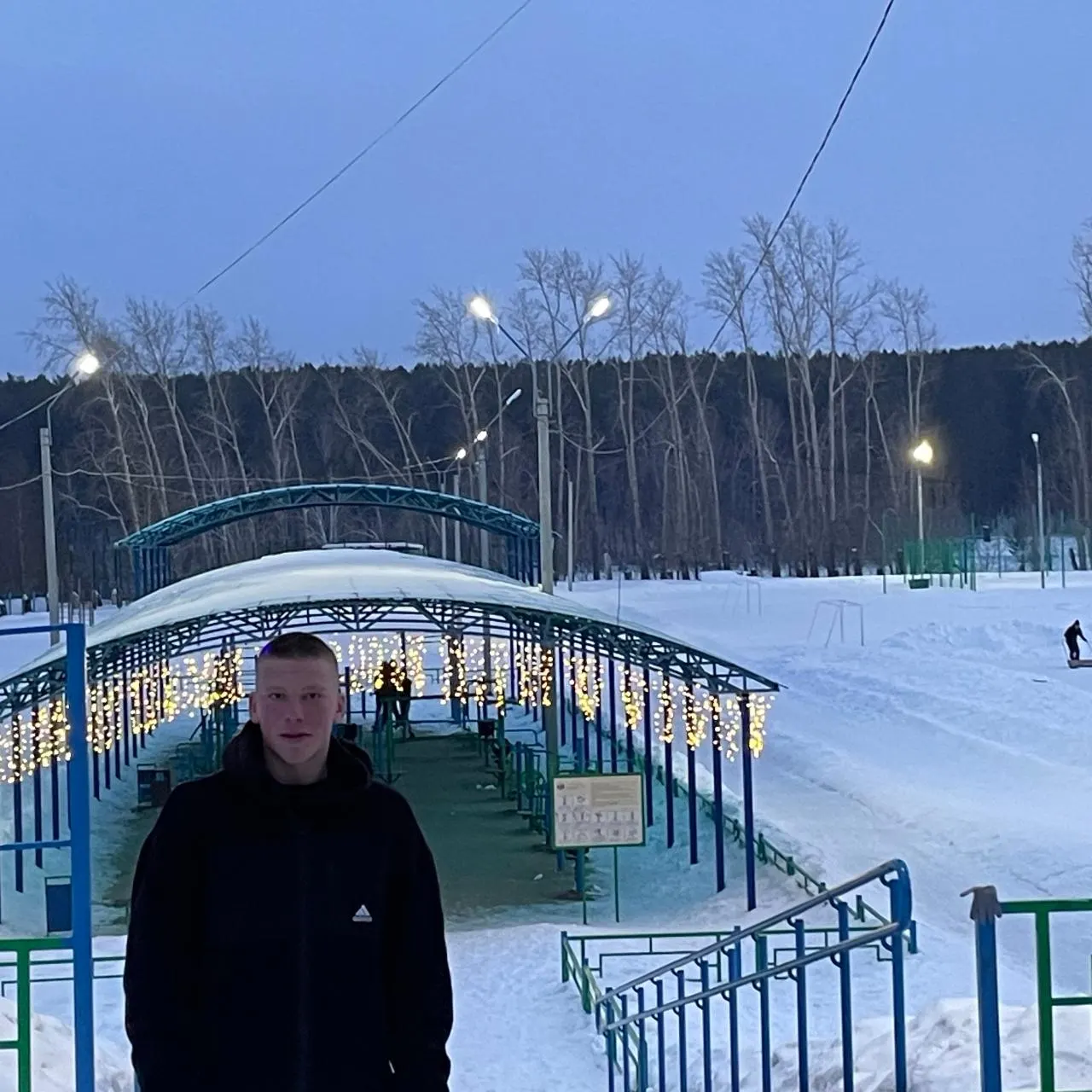 ФСБ задержала 19-летнего Александра Елькина по обвинению в организации поджогов релейных шкафов на участке железной дороги; он заявляет, что согласился на «легкий заработок», найдя вакансию в Telegram и не зная о связи с украинскими спецслужбами.