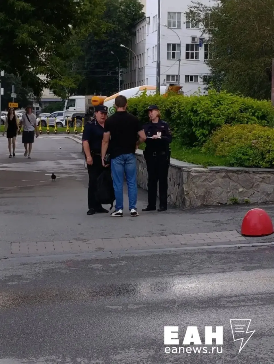 Сотрудники полиции в Екатеринбурге начали на улицах привлекать молодых мужчин на службу в ведомство. В Свердловской области дефицит личного состава достигает 35%, по ряду регионов по стране — около 25%.