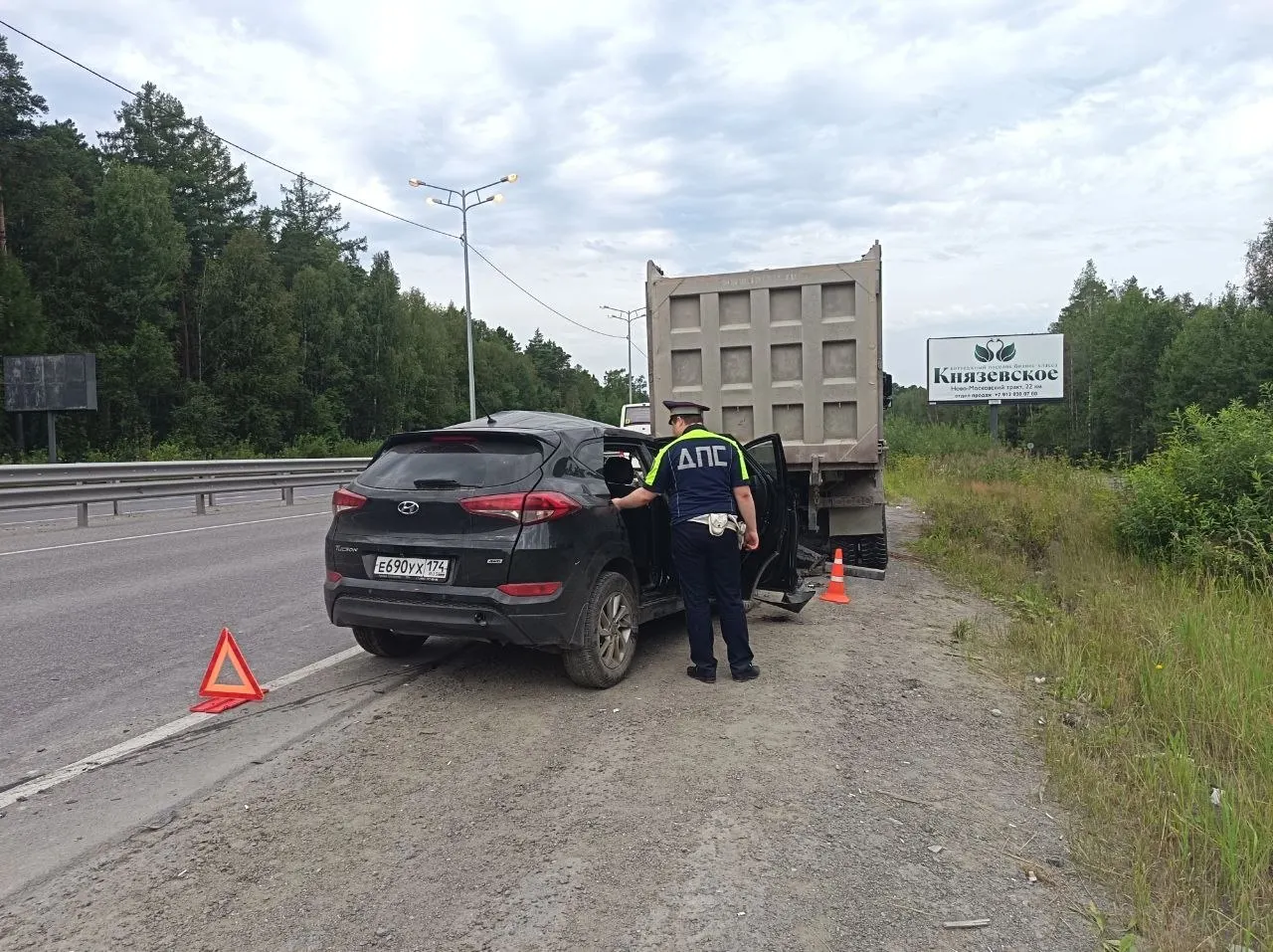Кроссовер Hyundai врезался в грузовик на трассе в сторону Первоуральска. Трое госпитализированы, ГИБДД проводит проверку.