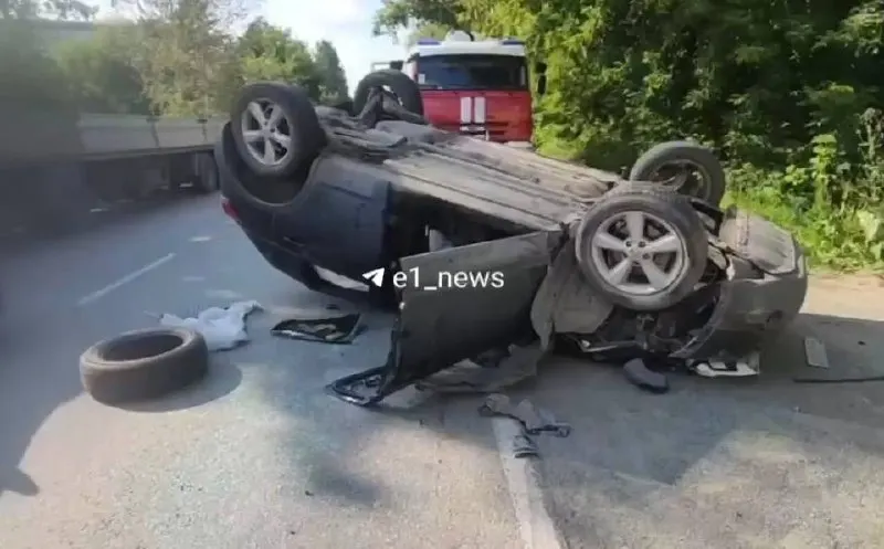 В Кольцово при попытке поворота одна из машин врезалась в другую и перевернулась; в перевёрнутом автомобиле ехал мужчина, он был пристёгнут и выжил. Обстоятельства ДТП выясняют автоинспекторы.