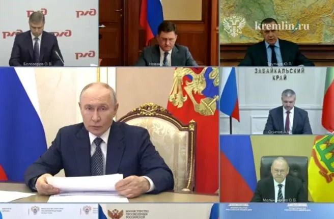 На совещании с президентом обсудили обеспечение топлива для госорганов и населения: предложены мини‑НПЗ, наращивание импорта и поддержка малого бизнеса в производстве нефтепродуктов.