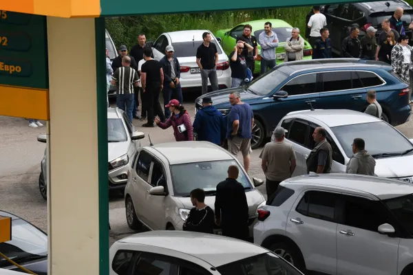 Двое мужчин на автозаправке в Екатеринбурге напали на корреспондента, отобрали телефон, переписали данные паспорта и ушли. Нападавшие утверждали, что приехали из Белгородской области и называли себя «бывшими бойцами». Полиция на место не прибыла.