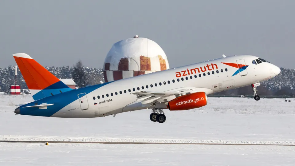 Днем 4 июля рейс SSJ‑100 совершил вынужденную посадку в Стамбуле после подачи сигнала бедствия над Чёрным морем. Инцидент произошёл на фоне серии технических неполадок у самолётов этого типа.