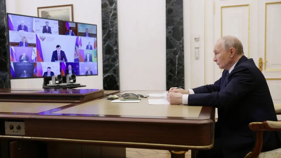 Президент поддержал предложение губернатора Забайкалья о строительстве небольших нефтеперерабатывающих заводов на фоне снижения переработки нефти и перебоев с поставками после ударов беспилотников.