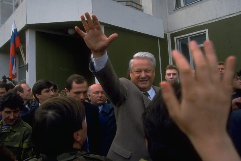 Новый 10‑серийный документальный проект о перестройке и 1990‑х собрал сотни интервью с участниками эпохи. Кому он будет полезен и почему фильм больше рассказывает о власти, чем о обществе.