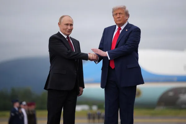По данным источников, президент США Дональд Трамп планирует переговоры с лидерами Украины и России в связи с саммитом НАТО в Анкаре. В сообщениях фигурируют намерения продвигать прекращение боевых действий и продолжение посреднических контактов.