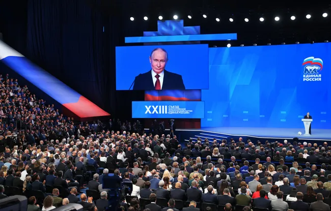 Администрация президента скорректировала ожидания от «Единой России» на предстоящих выборах: если раньше речь шла о 55–60% в отдельных сценариях, то сейчас в ряде регионов ориентируются на примерно 45% при явке около 50%.