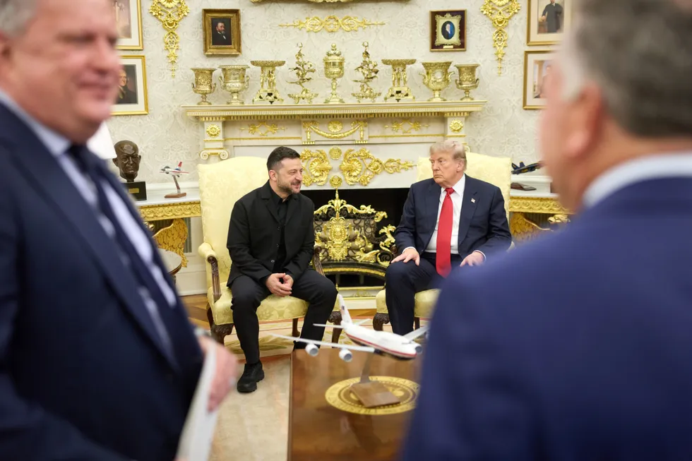 Президент Украины встретился с президентом США в Вашингтоне. Обсуждали поставки ракет для Patriot, возможные визиты специальных посланников и дальнейшую политическую поддержку.