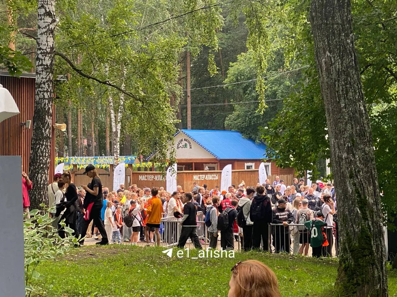 В парке Маяковского в Екатеринбурге проходит «Урал Футбол Фест» — фестиваль с играми, мастер-классами, кино под открытым небом и выступлением хедлайнера. Вход свободный, проводится тщательный досмотр вещей.