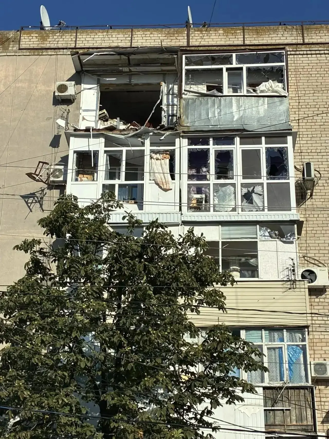 По оперативным сводкам за последние сутки при сериях ударов и атаках, которым приписывают ВСУ, более 100 человек получили ранения или погибли. Сообщают об использовании беспилотников с поражающей начинкой; расследование и спасательные работы продолжаются.