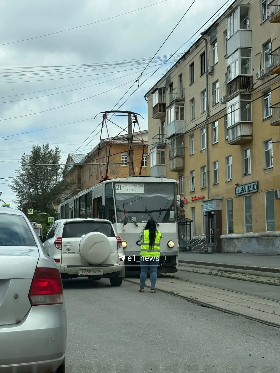 У остановки «Декабристов» внедорожник оставили почти у рельс, из‑за чего общественному транспорту приходится снижать скорость.