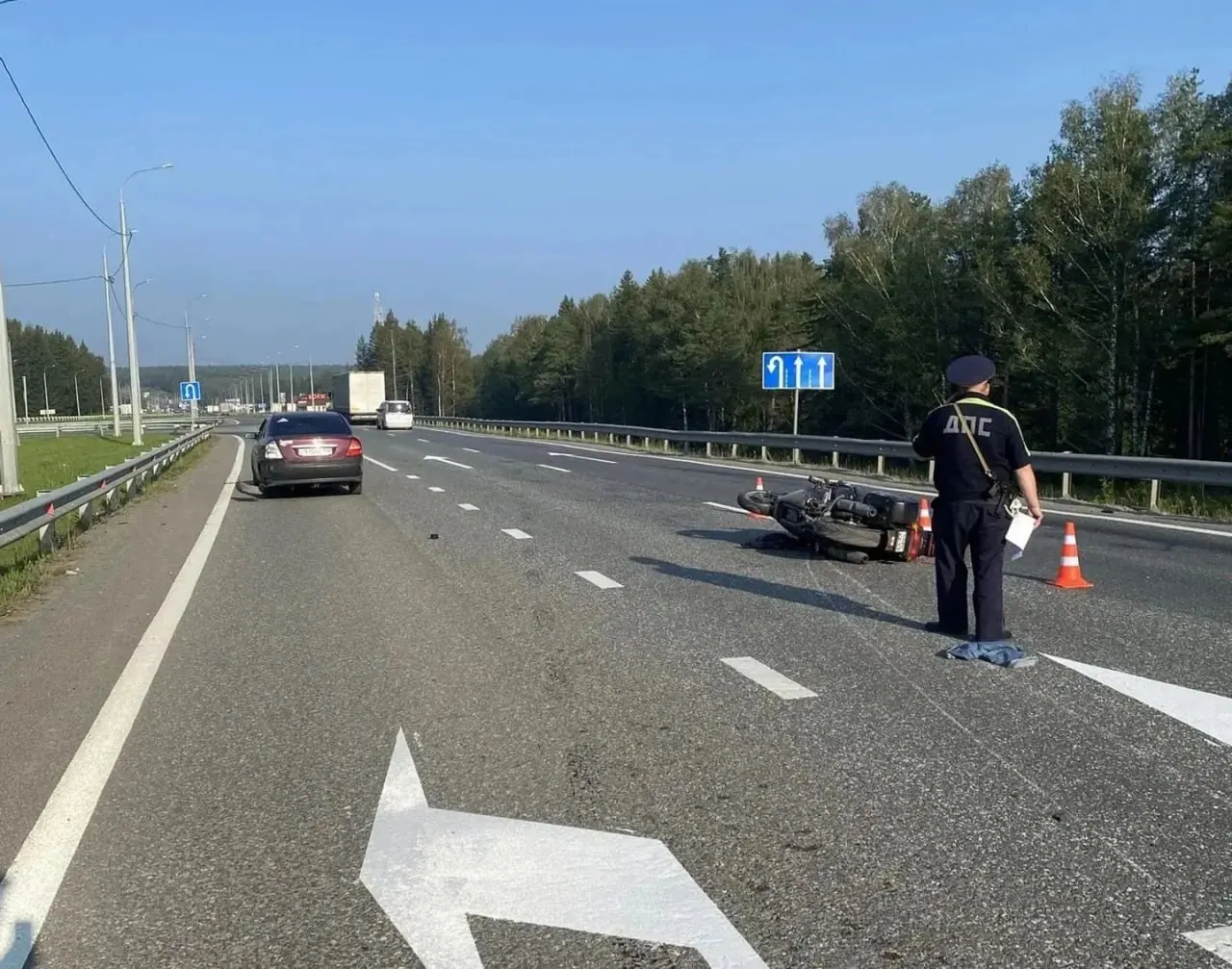Легковой автомобиль при перестроении не пропустил мотоцикл — байкер скончался на месте до приезда медиков, сообщили в ГИБДД.