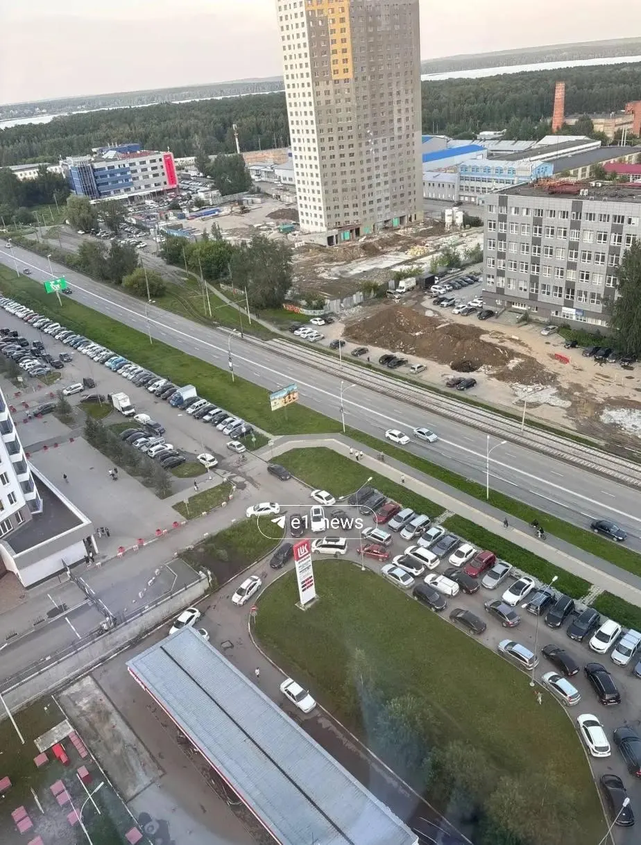 Жители ЖК на улице Блюхера не могут подъехать к домам: общий въезд для жилого комплекса и автозаправки вызывает заторы, по словам местных пробка доходит до самой Блюхера.