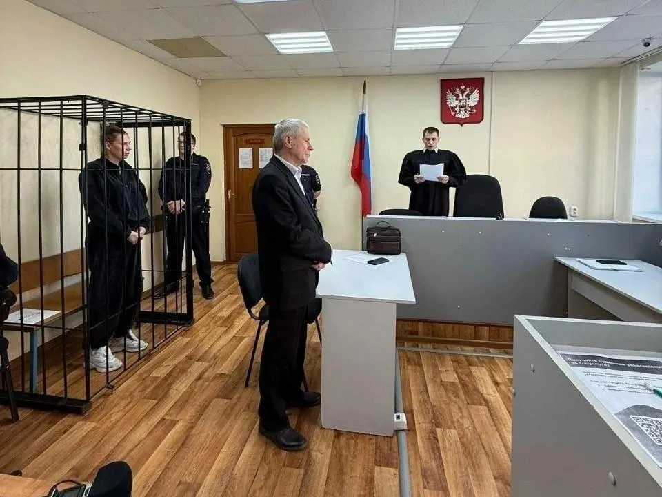 Екатерину Гоголеву, обвиняемую в превышении должностных полномочий при приёмке работ по муниципальному контракту, освободили из следственного изолятора и поместили под домашний арест; ранее она подвергалась госпитализации из‑за угрозы прерывания беременности.