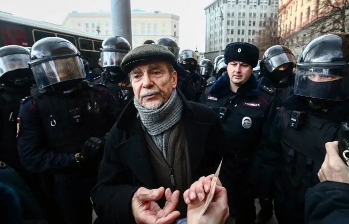 В Хорошевском суде Москвы началось заочное рассмотрение дела 84‑летнего правозащитника: обвинение просит 6,5 года и запрет администрировать сайты на 10 лет.