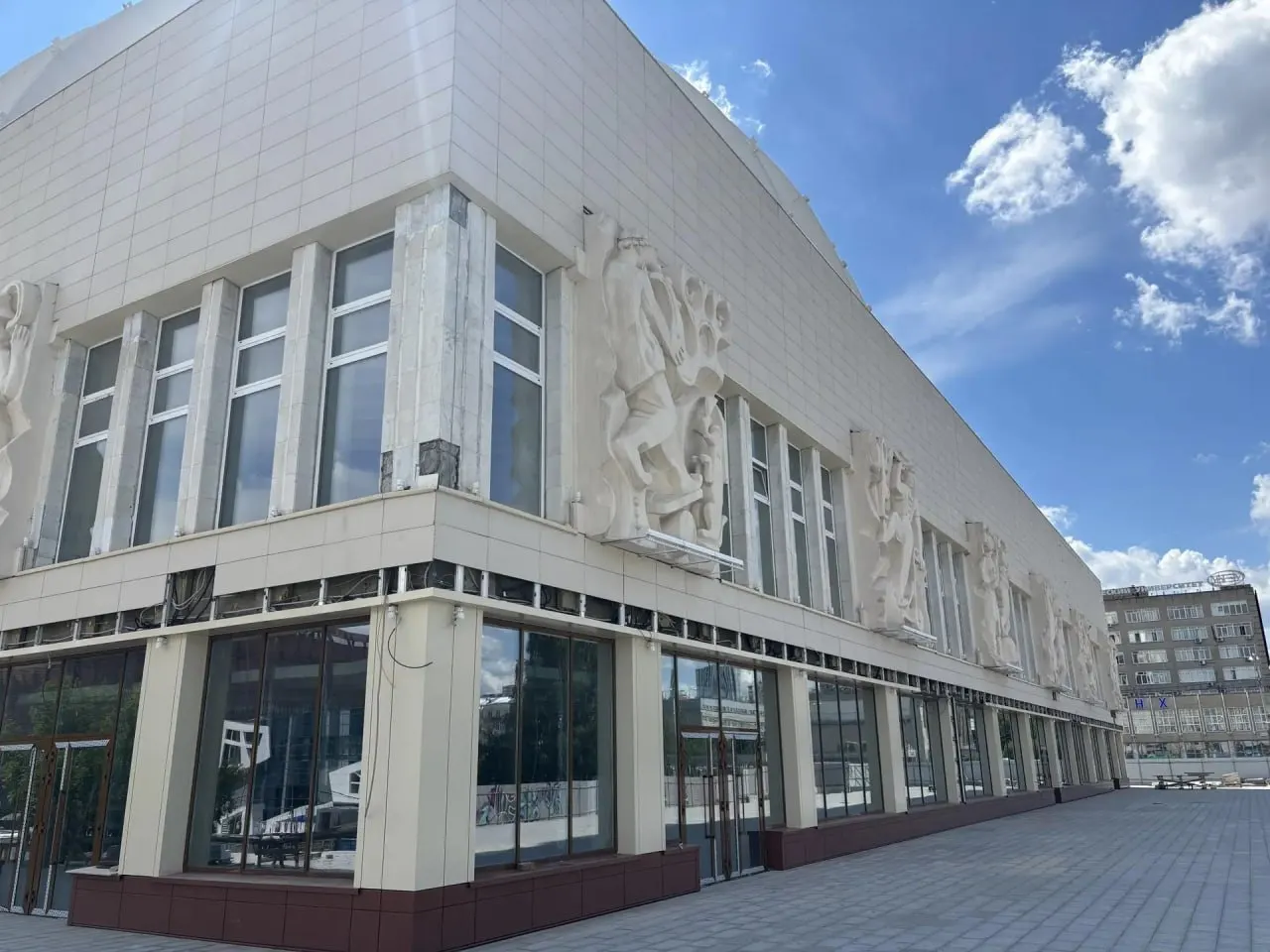 В здании идёт масштабная реконструкция: в зрительном зале уже установили новые кресла, холлы и коридоры обновлены. Работы планируют завершить к концу года, а первые представления намечены на 2027 год.