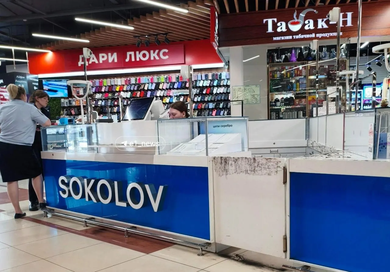 Вечером 1 июля в торговом центре «Омега» работница забрала украшения из точки продажи. Полиция подтвердила факт кражи и проводит проверку.