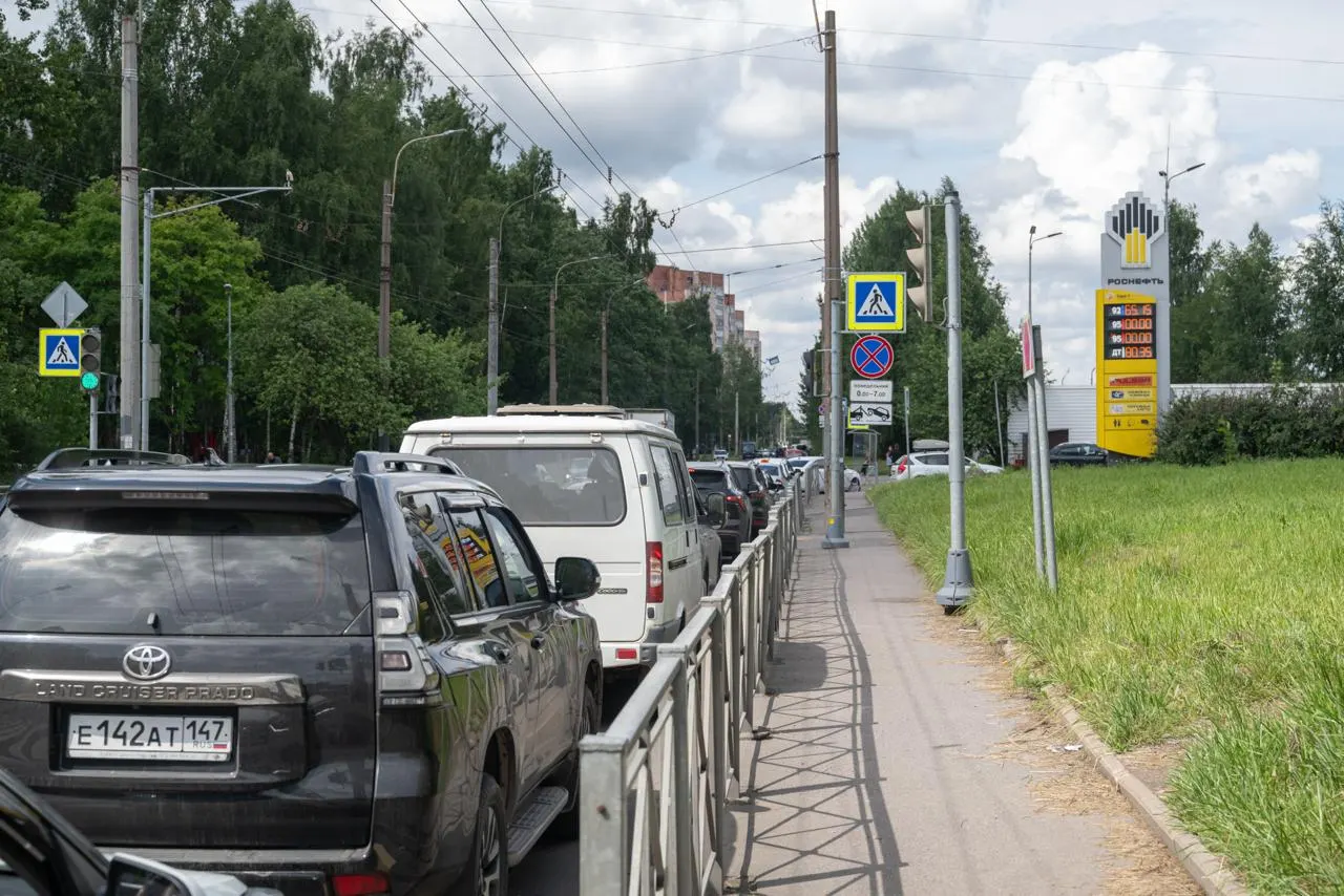 Несмотря на разрешение в июле применять бензин стандарта Евро‑3, работники петербургских заправок утверждают, что поставки по-прежнему идут в стандарте Евро‑5; к появлению более «грязного» топлива относятся с осторожностью.