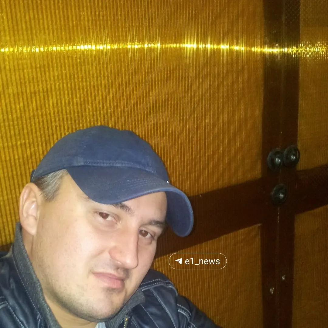 Вторым задержанным оказался 39‑летний Аркадий Вагнер — ему предъявлено обвинение в хулиганстве. Меру пресечения планируют избрать 31 июля. Родные подтвердили задержание, но не стали давать комментарии.