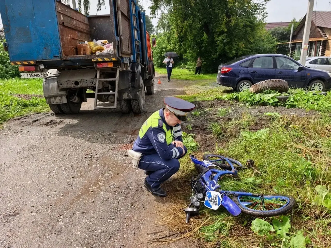 Четырёхлетняя девочка ехала на велосипеде без взрослых и упала под колёса мусоровоза. Водитель не заметил ребёнка, врачи не смогли её спасти. На месте работают сотрудники ГАИ.