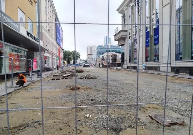 Участок Вайнера от Ленина до Малышева планируют сдать к началу осени. Работы идут в рамках реконструкции «Уральского Арбата»: обновляют освещение, ливнёвку и водоотводы.
