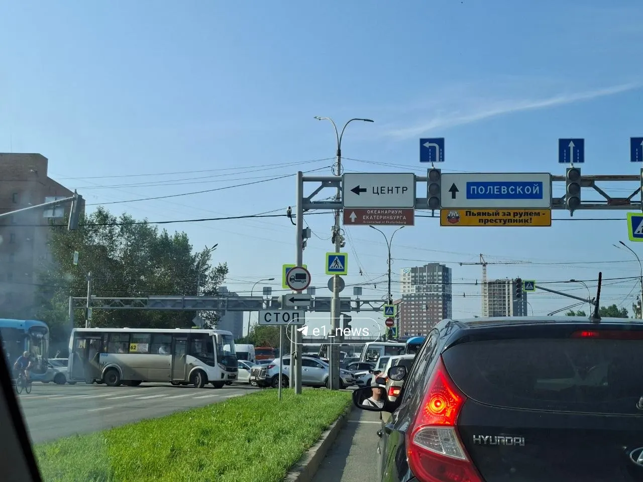 На улице Крауля не работает светофор — в городе образовались заторы: автомобили стоят в нескольких направлениях, водителям советуют выбирать объезды.