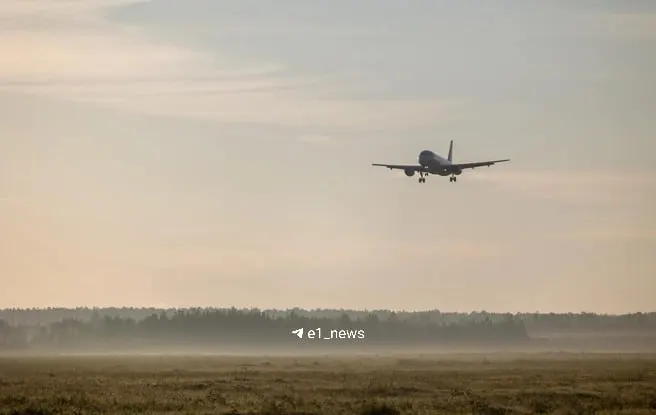 Рейс в Благовещенск после взлёта вернулся в Екатеринбург из‑за сработавшей индикации возможной неисправности; пассажирам предоставили питание и пересадку на резервный борт.