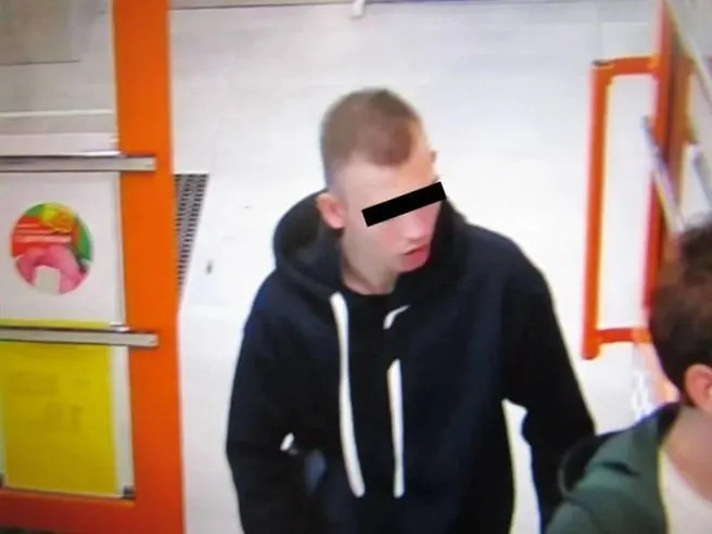 Молодой мужчина пытался вынести продукты, его задержали сотрудницы магазина. При замечании 57‑летний посетитель получил ранение от пневматического пистолета. Подозреваемый задержан, против него возбуждено уголовное дело.