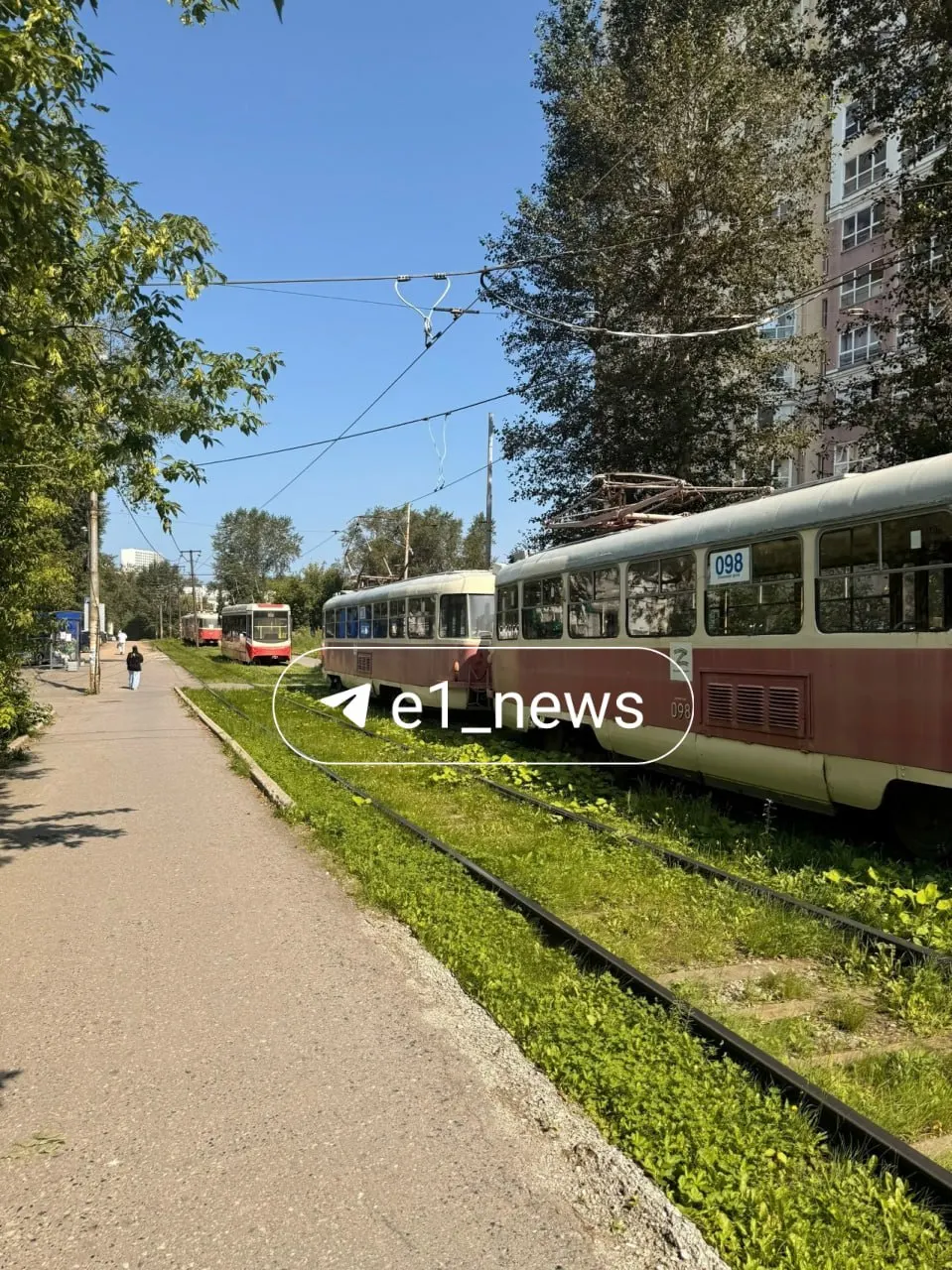 Трамваи встали на остановке «Пионерская» в сторону проспекта Космонавтов; позже движение восстановили.