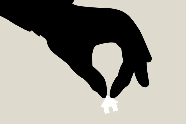 Новый закон позволяет использовать арест имущества уехавших граждан как обеспечительную меру. Разъясняем, кого он затронет и какие есть безопасные пути переписать или продать недвижимость, находясь за границей.