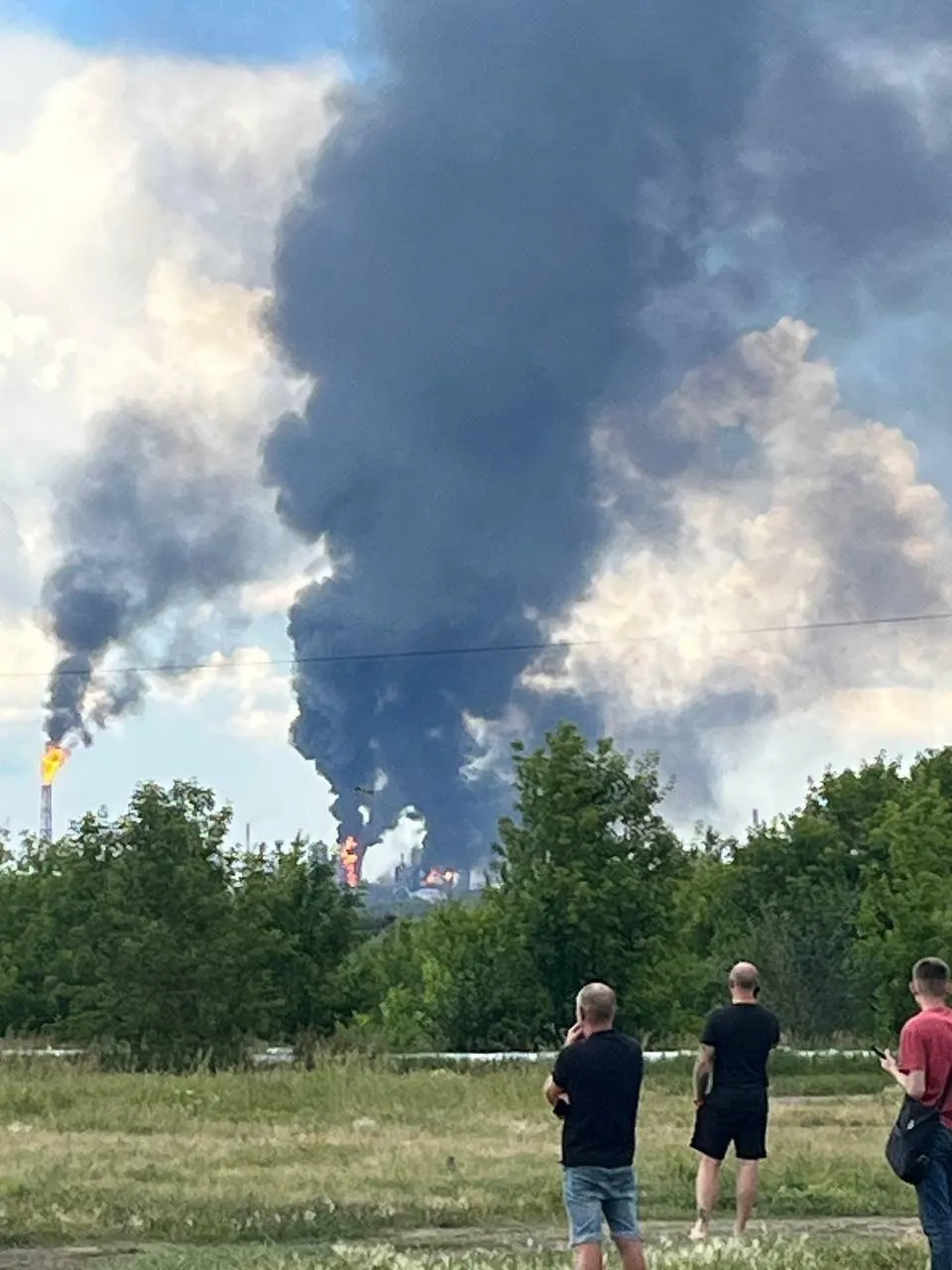 В Омской области несколько беспилотников достигли северного промышленного узла Омска; на территории НПЗ зафиксировали сильное возгорание, в регионе ввели ограничения в работе аэропорта.
