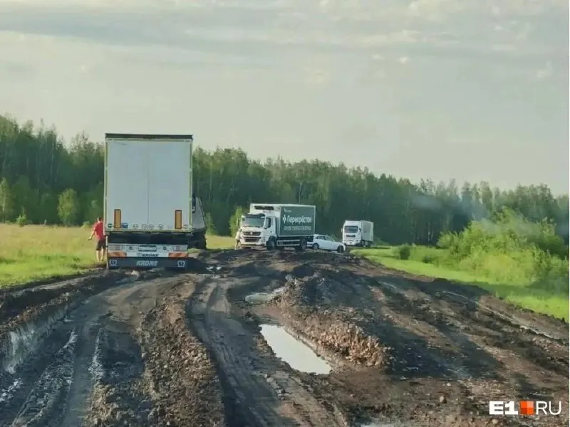 В ряде районов Свердловской области из‑за осадков и подтоплений перекрыли и ограничили движение: в Усть‑Ницинском закрыт переулок Южный, на 63‑м км дороги между Артёмовским и Зайково проезд затруднён. На местах дежурят сотрудники ГИБДД, срок открытия движения неизвестен.