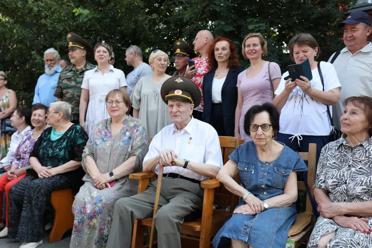 Семену Спектору исполнилось 90 лет. Более 30 лет он возглавлял Свердловский областной клинический госпиталь для ветеранов войн, учреждение носит его имя. Более 20 лет он руководит Общественным советом при ГУФСИН по Свердловской области.