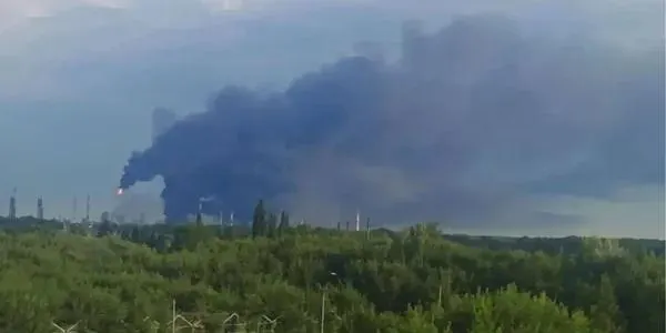 После удара беспилотников в Башкортостане остановил работу один из крупнейших заводов страны — повреждены обе установки первичной переработки. Экспорт и внутренние поставки топлива сокращаются, рабочие требуют защиты и доплат за опасные условия.