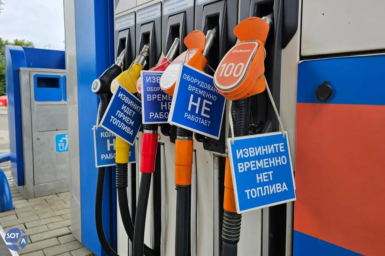 Принят закон, позволяющий нефтеперерабатывающим заводам смешивать прямогонный бензин с другими компонентами и приравнивать эту технологию к производству автомобильного топлива. Введены налоговые вычеты и демпферные выплаты, правительство получило право определять виды топлива. Поправки действуют с 1 июня 2026 года, вступили в силу 4 июля.