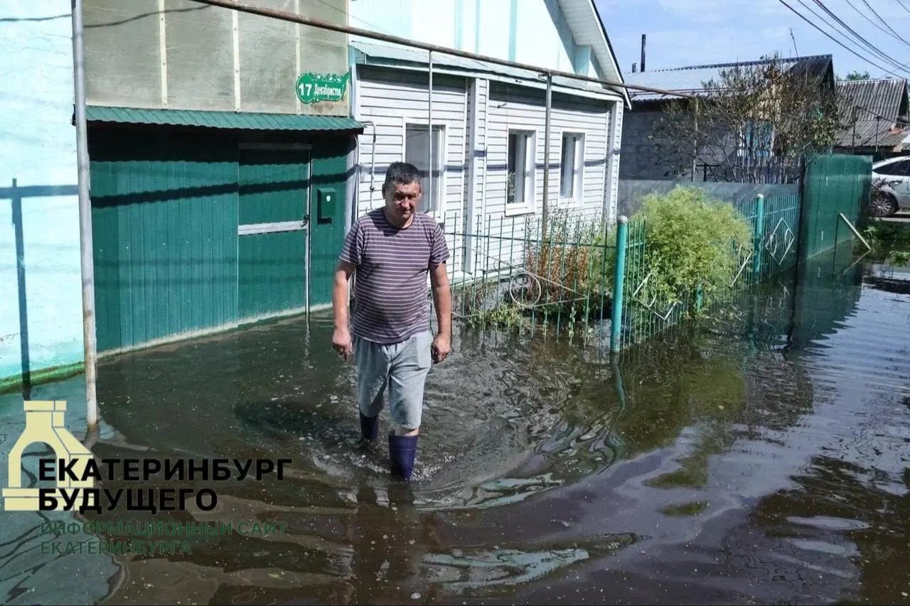 После продолжительных дождей в Богдановиче поднялся уровень грунтовых вод: затоплены дома, подвалы и шесть городских школ, под угрозой оказались коммуникации диализного центра — пациентов временно перенаправляют в другие медучреждения.